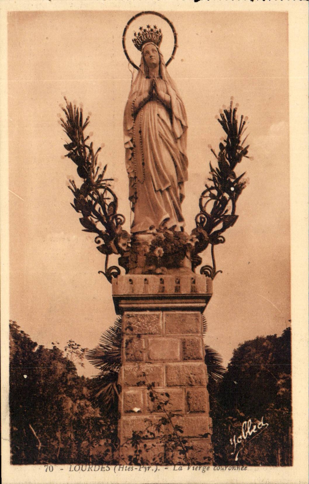 Lourdes - La Vierge Couronee CPA 