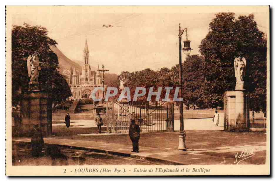 Lourdes - Entree de l'Esplanade et la Basilique CPA 