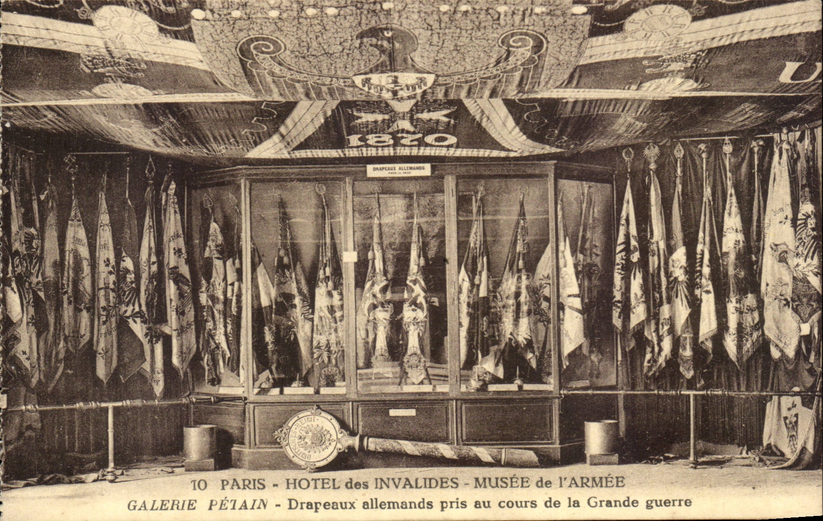 Paris - 7 - Hotel des Invalides - Musee de l'Armee - Drapeaux Allemand pris au cours de la Grande Guerre CPA 