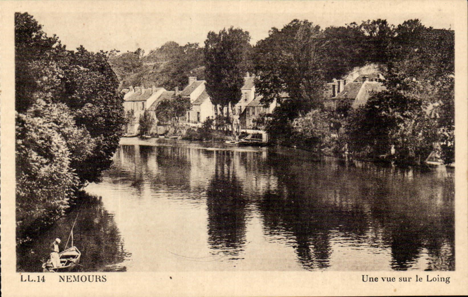 Nemours - Une vue sur le Loing - CPA 
