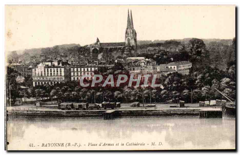 Bayonne - Place d'Armes et la Cathedrale - CPA 