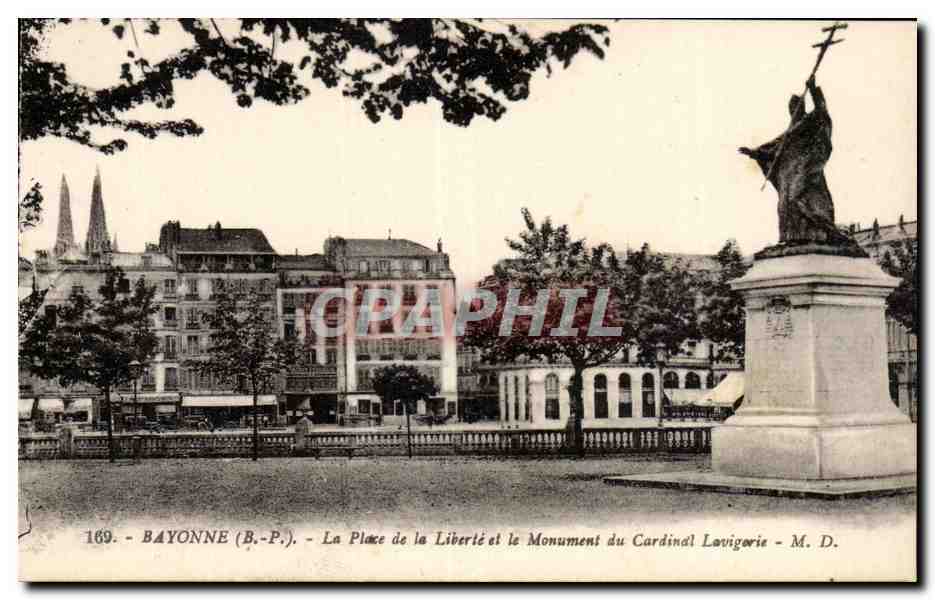 Bayonne - La Place de la Liberte - Monument du Cardinal Lavigerie - CPA 