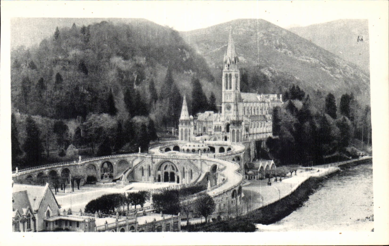 Lourdes - Basilique - Vue D'ensemble - CPA 