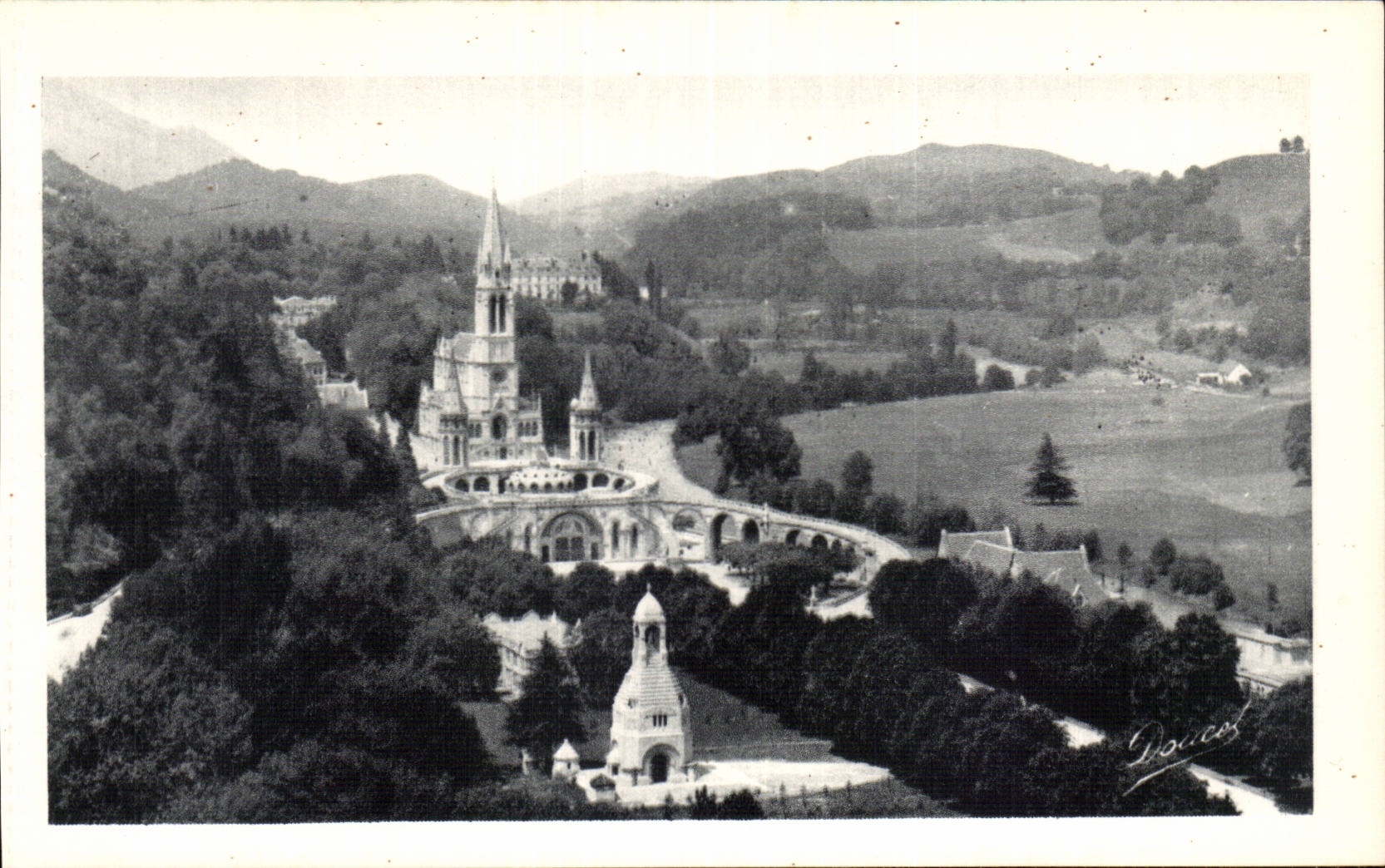 Lourdes - La Basilique et le Monument Interaille - CPA 