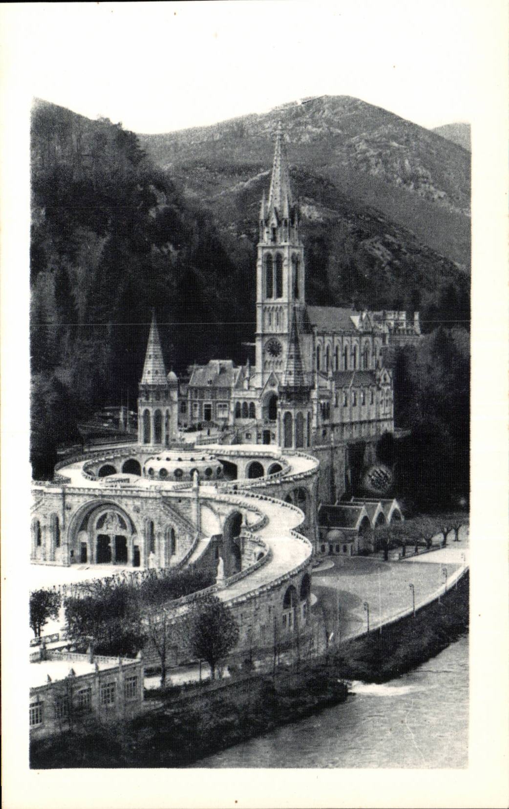 Lourdes - La Basilique - Le Gave CPA 