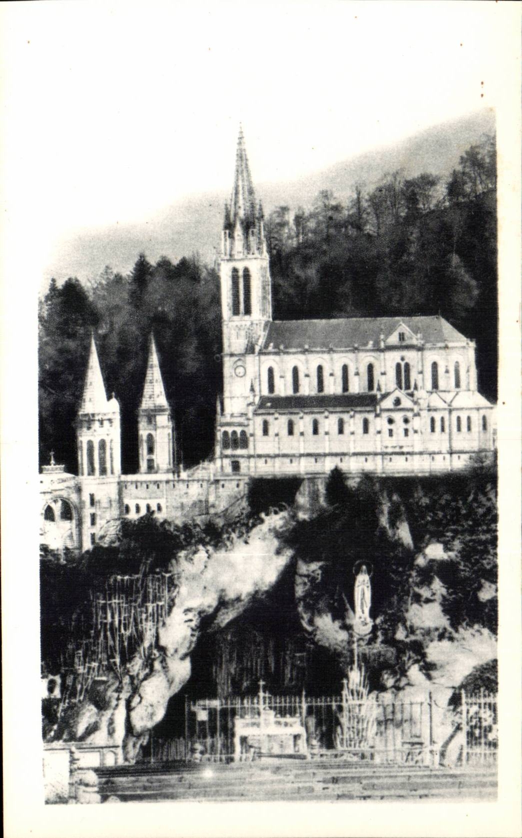 Lourdes - La Basilique et la Grotte CPA 