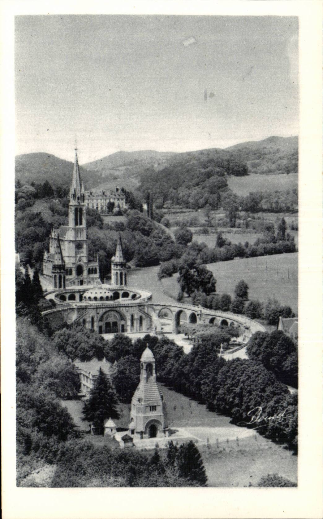 Lourdes — La Basilique et le monument interallié — P. Doucet