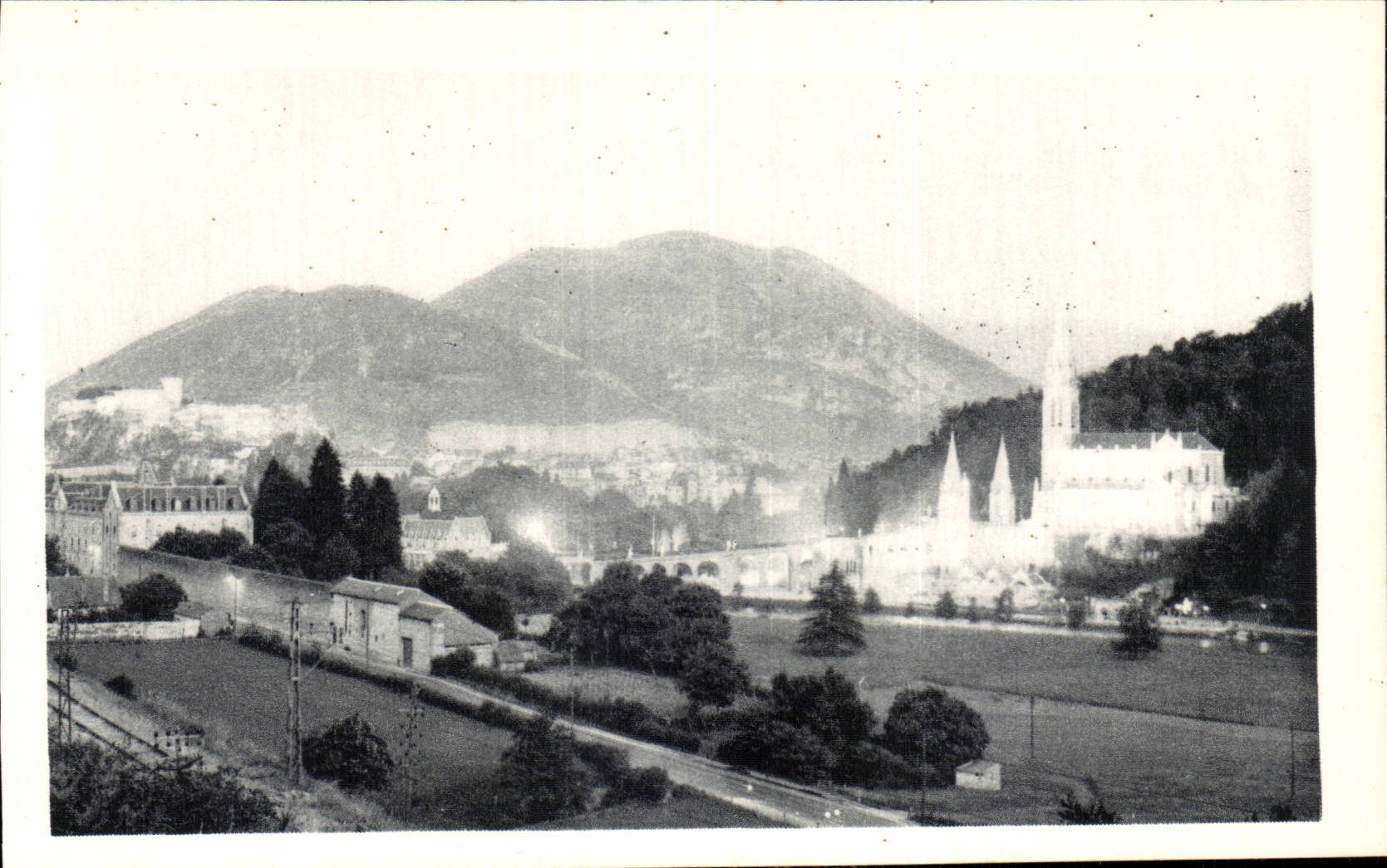 Lourdes - La Basilique illuminee et le Chateau Fort CPA 