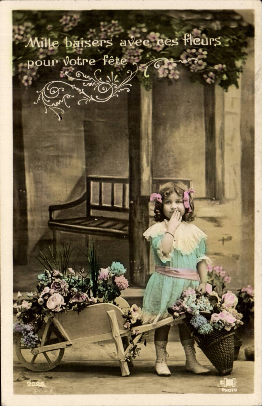 Fantaisie - Enfants - Mille Baisers avec ces fleurs - Beautiful little girl - CPA 