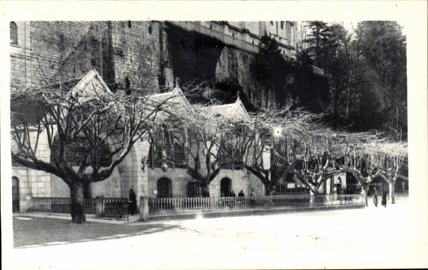 Les Piscines à Lourdes — éditeur P. Douret