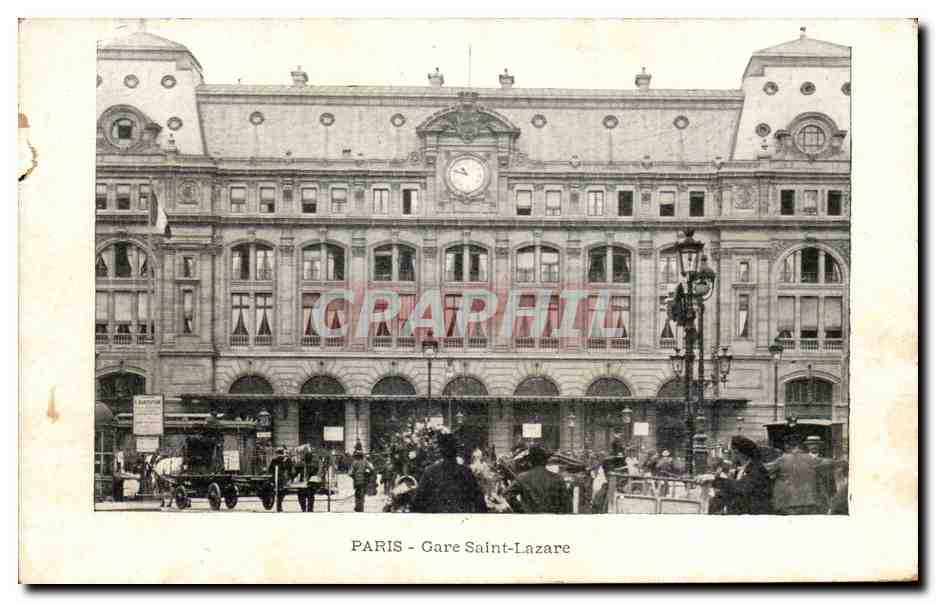 Paris - Gare Saint-Lazare — vue de l'édifice avec horloge et circulation — éditeur non visible