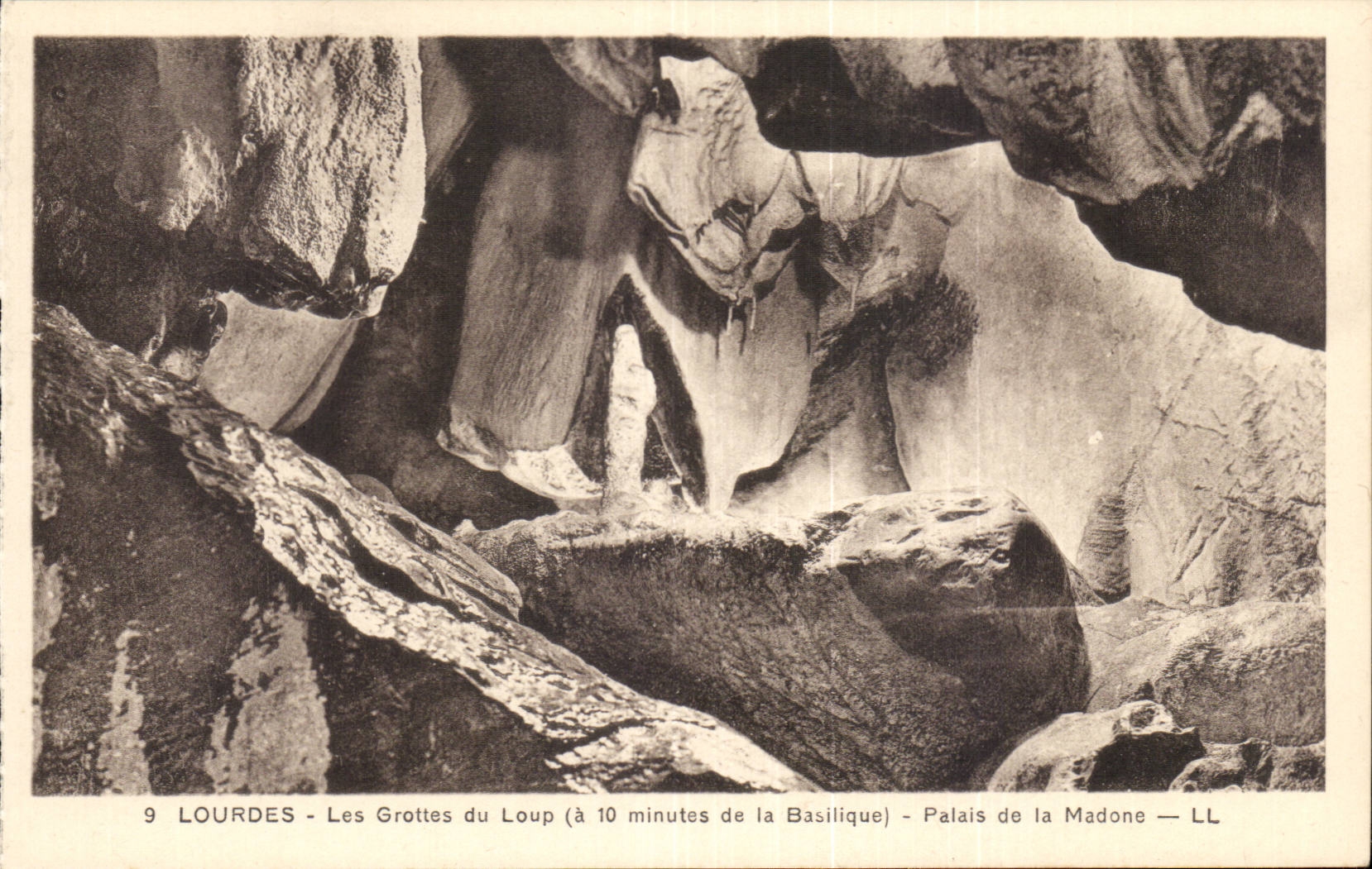 Lourdes - Les Grottes du Loup - Palais de la Madone CPA 