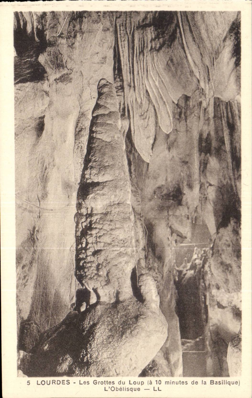 Lourdes - Les Grottes du Loup - L'Obelisque CPA 