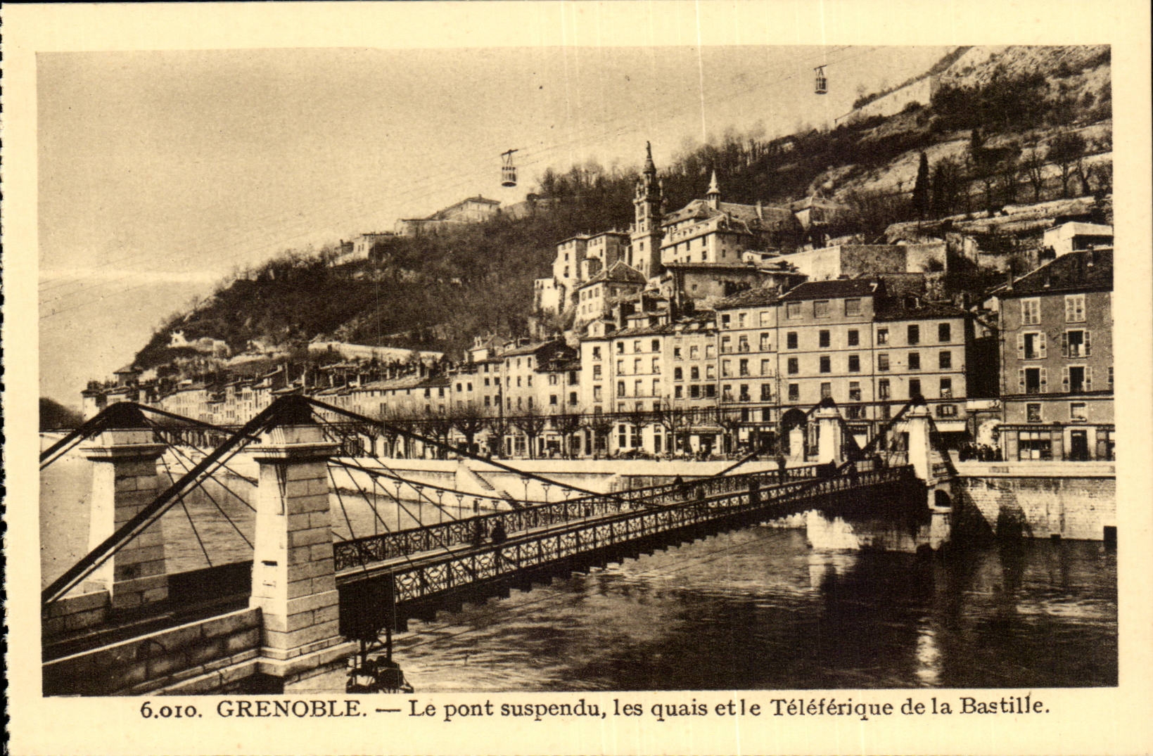 Grenoble — Le pont suspendu, les quais et le Téléférique de la Bastille — éditeur A. Mipos