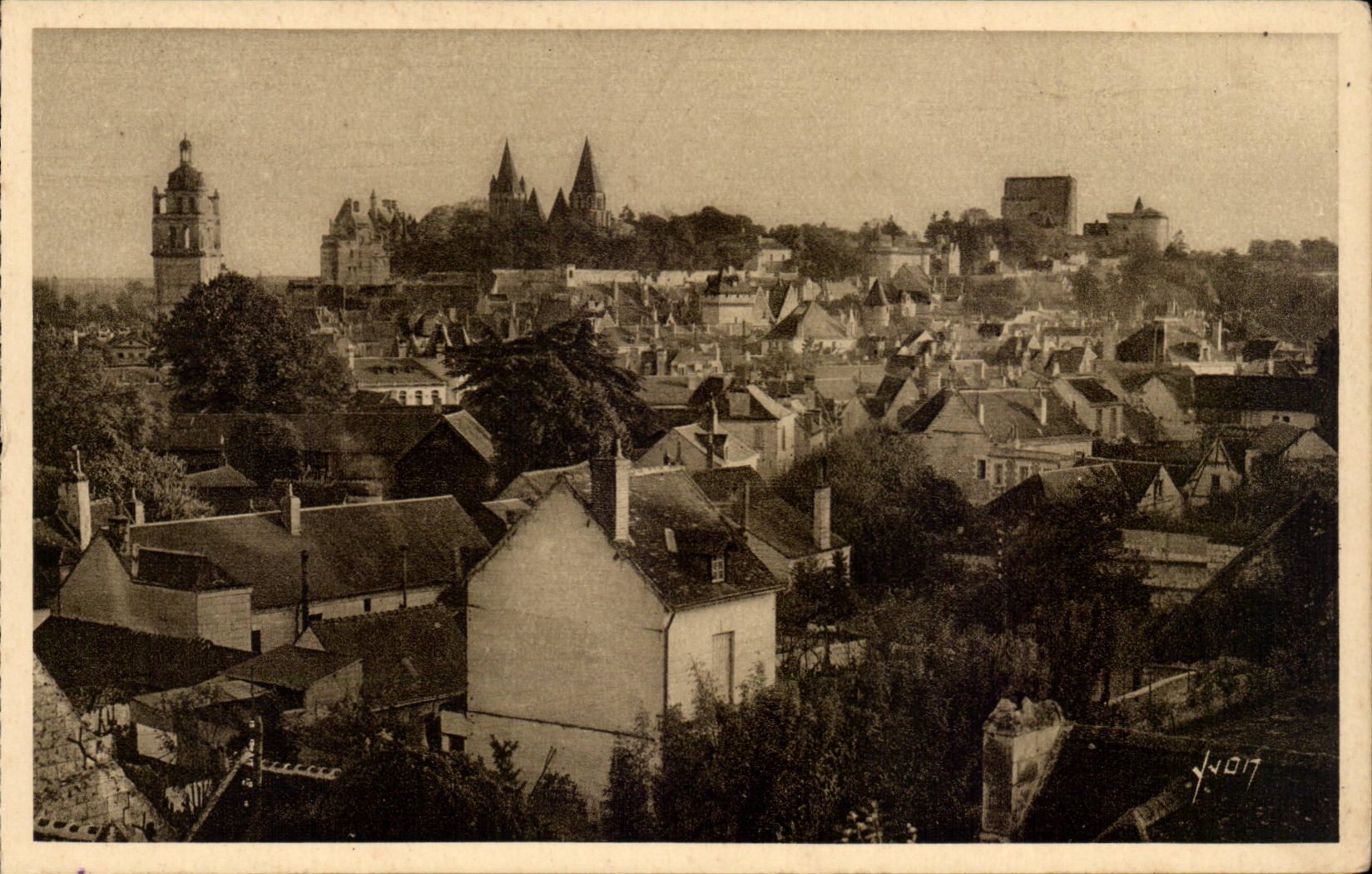 Loches - Vue Generale sur la Ville - La Tour St Antoine - Le Chateau Royale - CPA 