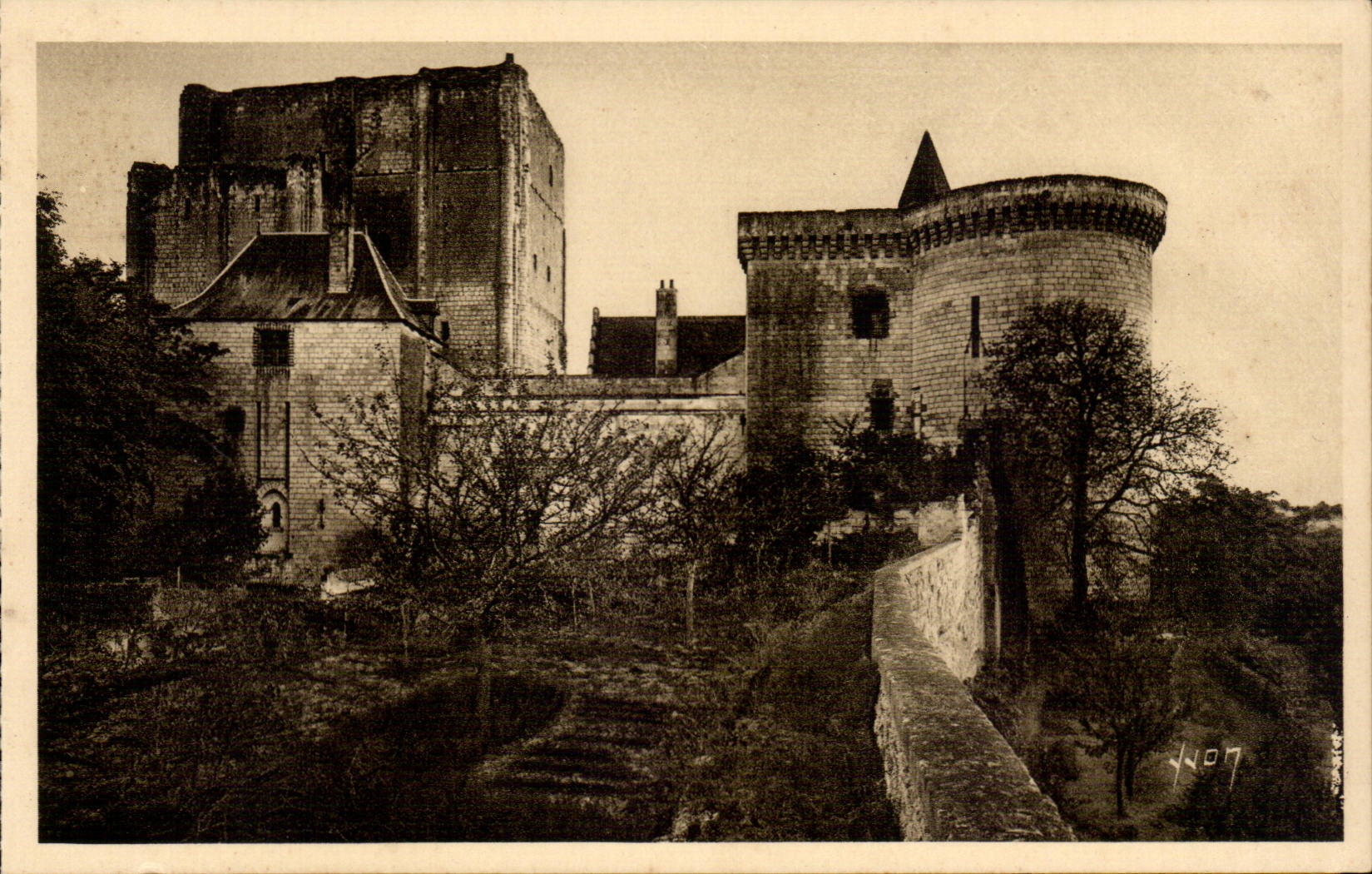 Loches - Le Chateau - Le Donjon et le Tour Louis XI - CPA 