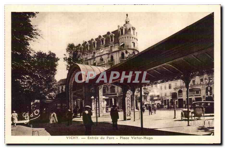Vichy - Entree du Parc - Place Victor Hugo CPA 