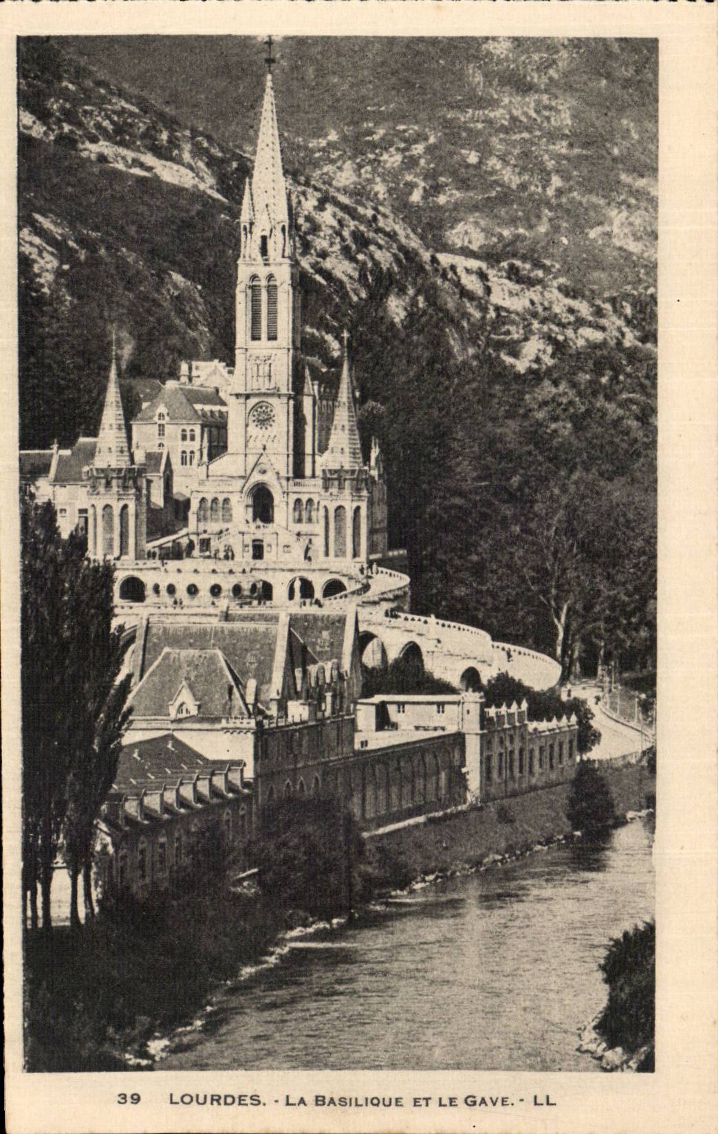 Lourdes - La Basilique et le Gave CPA 