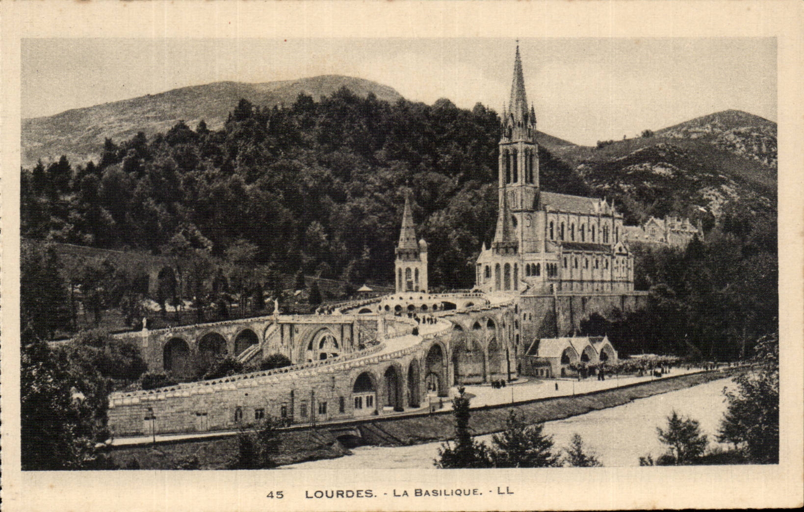 Lourdes - La Basilique CPA 