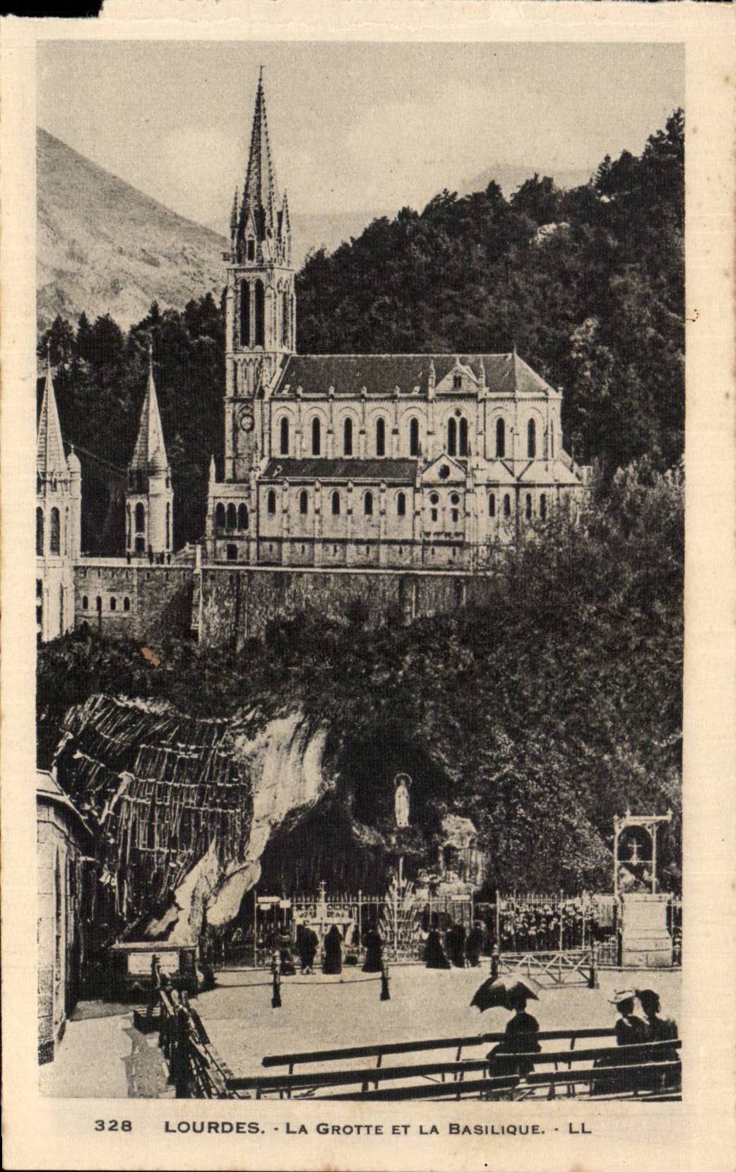 Lourdes - La Grotte et la Basilique CPA 