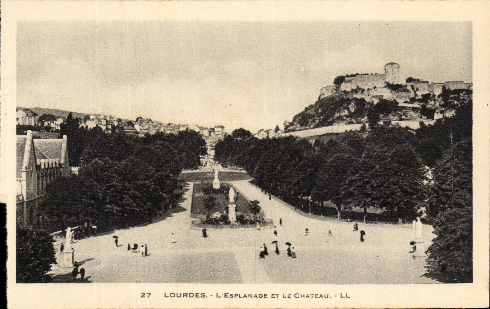 Lourdes - L'Esplanade et le Chateau CPA 
