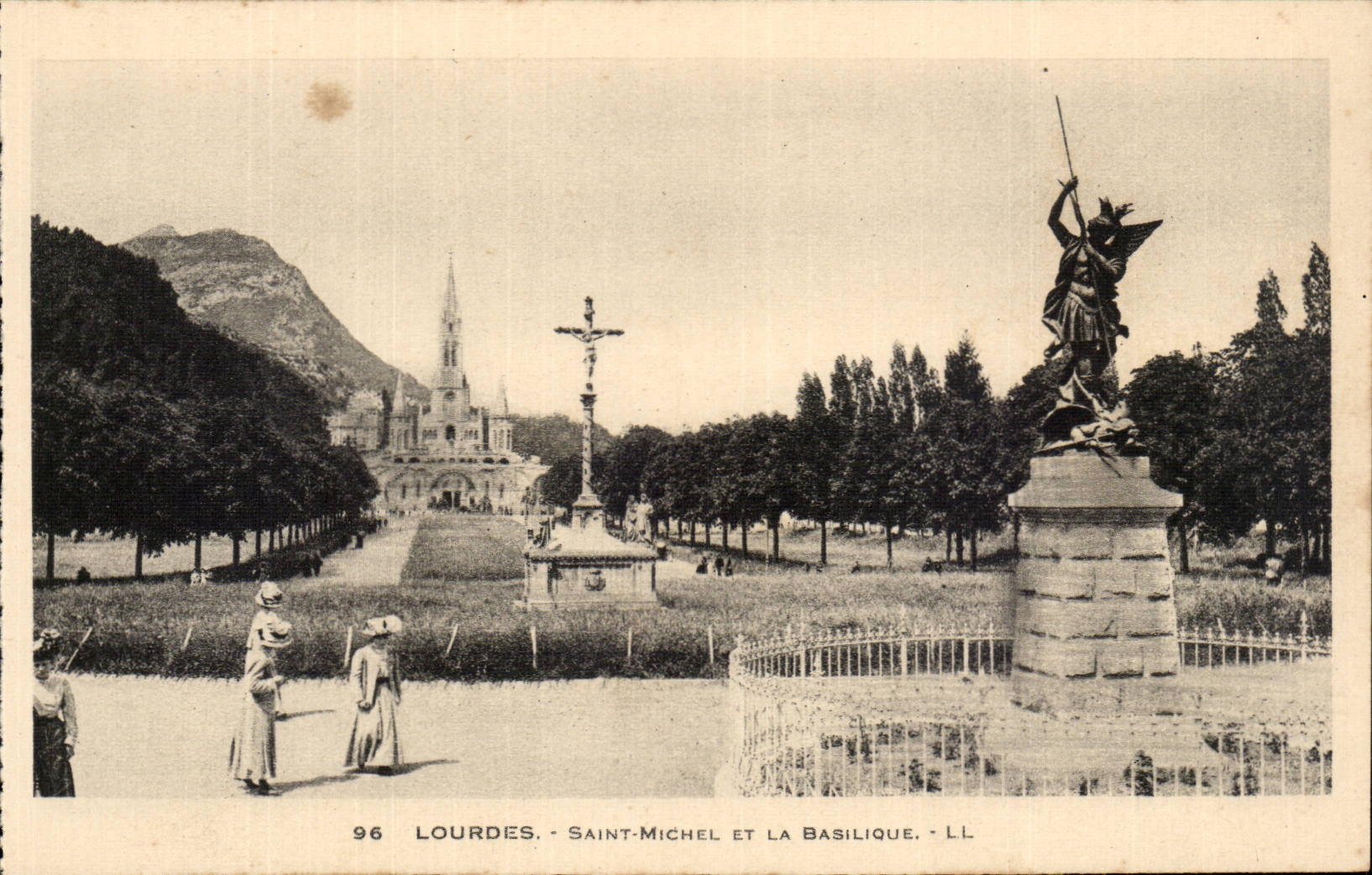 Lourdes - Saint Michel et la Basilique CPA 