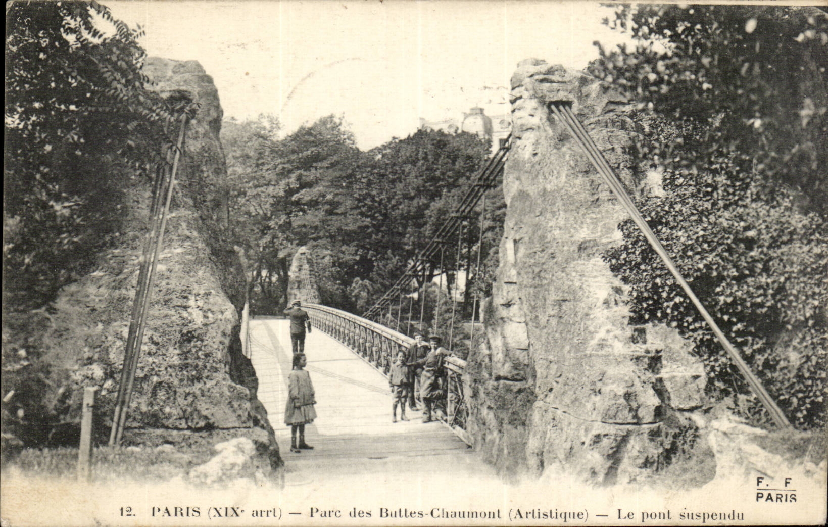 Paris CPA Parc des Buttes Chaumont le pont suspendu