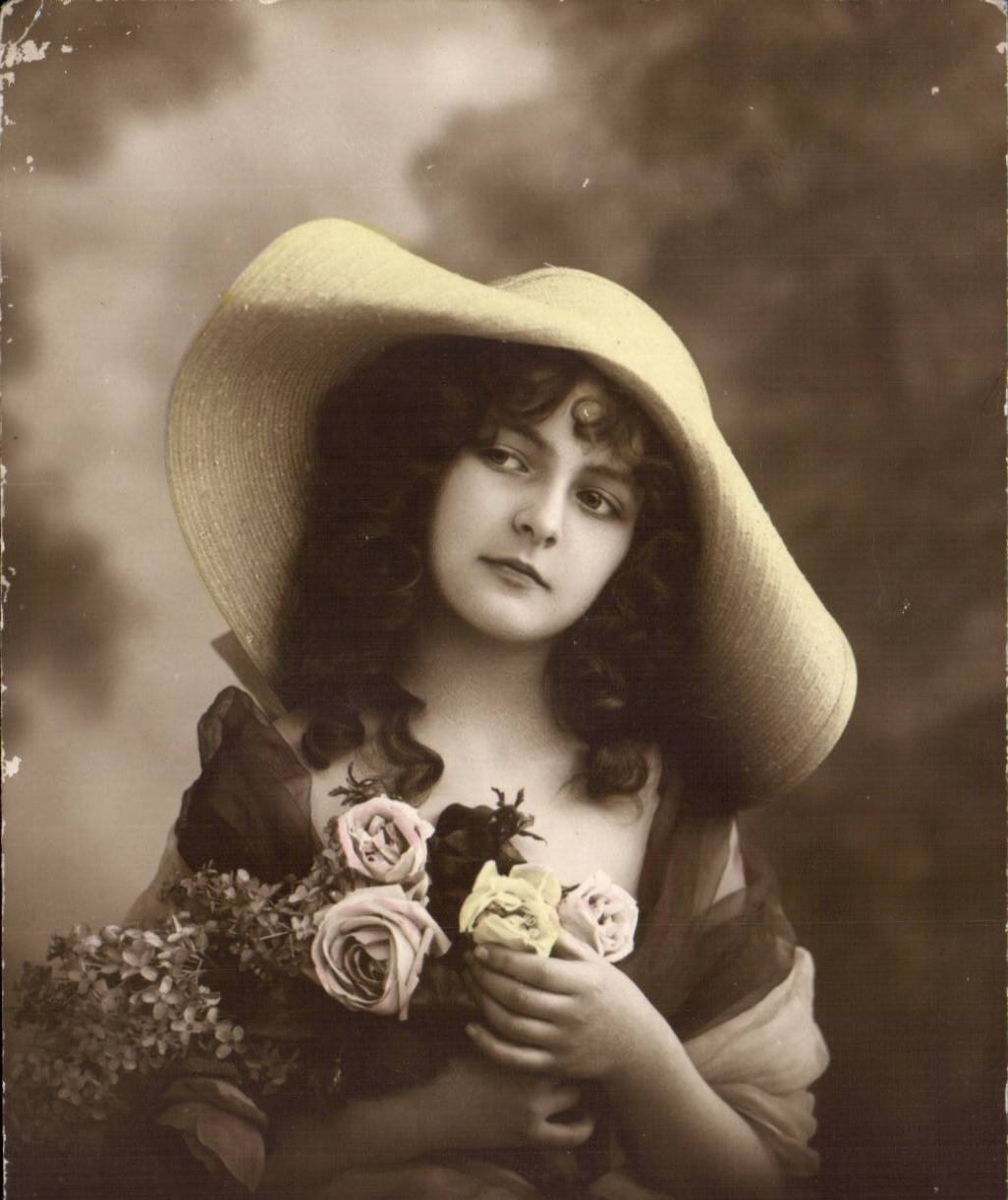 Young woman in a straw hat — holding a bouquet of roses — postcard with handwritten message dated from Brest, 24 June 1918