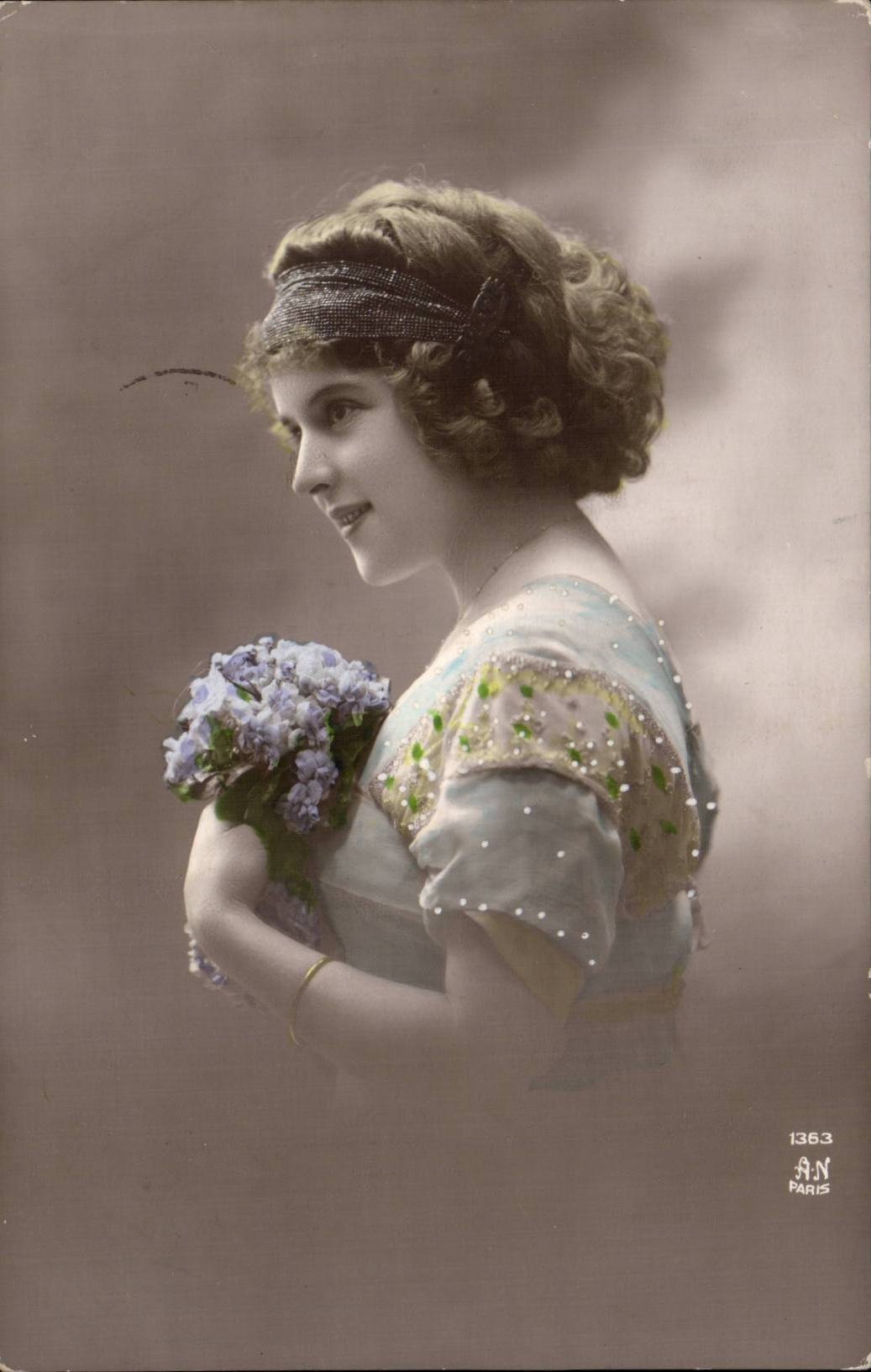 Jeune femme en robe brodée tenant un bouquet — A.N. Paris, n° 1363