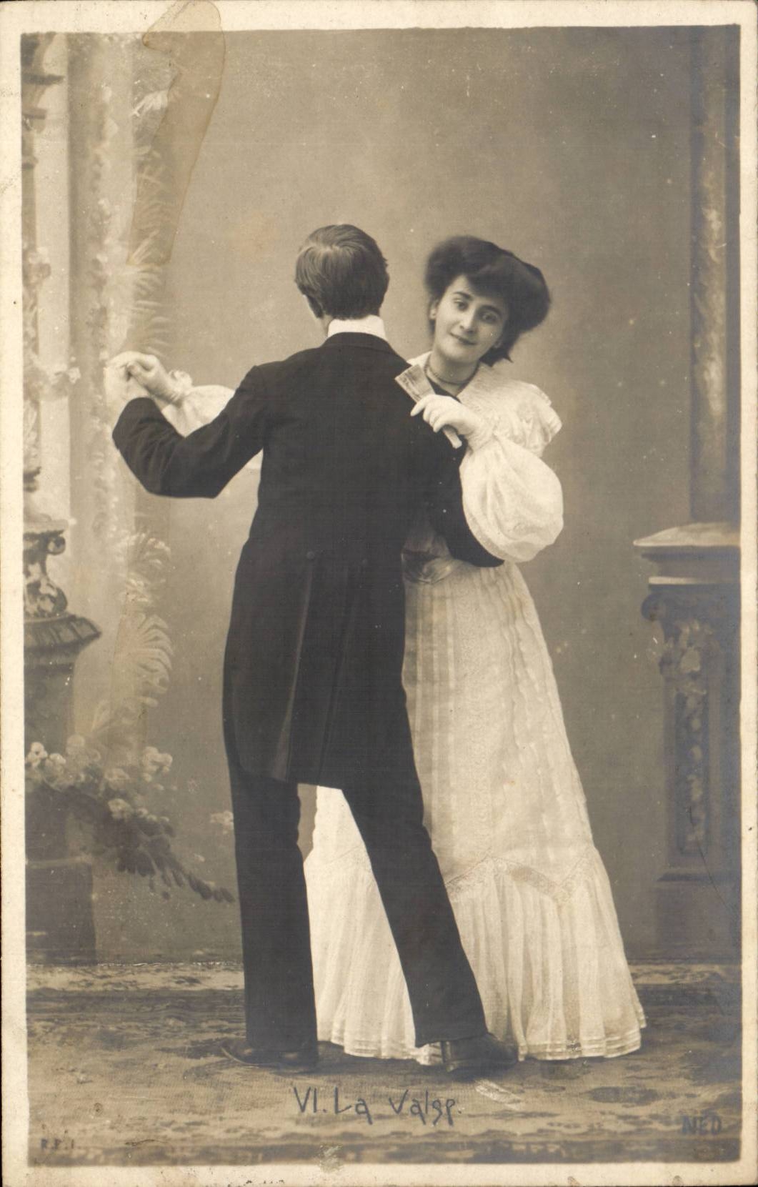 CPA Fantaisie Femme dansant Valse