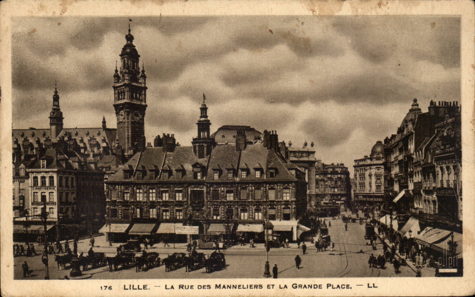 CPA Lille la rue des Manneliers et la grand place