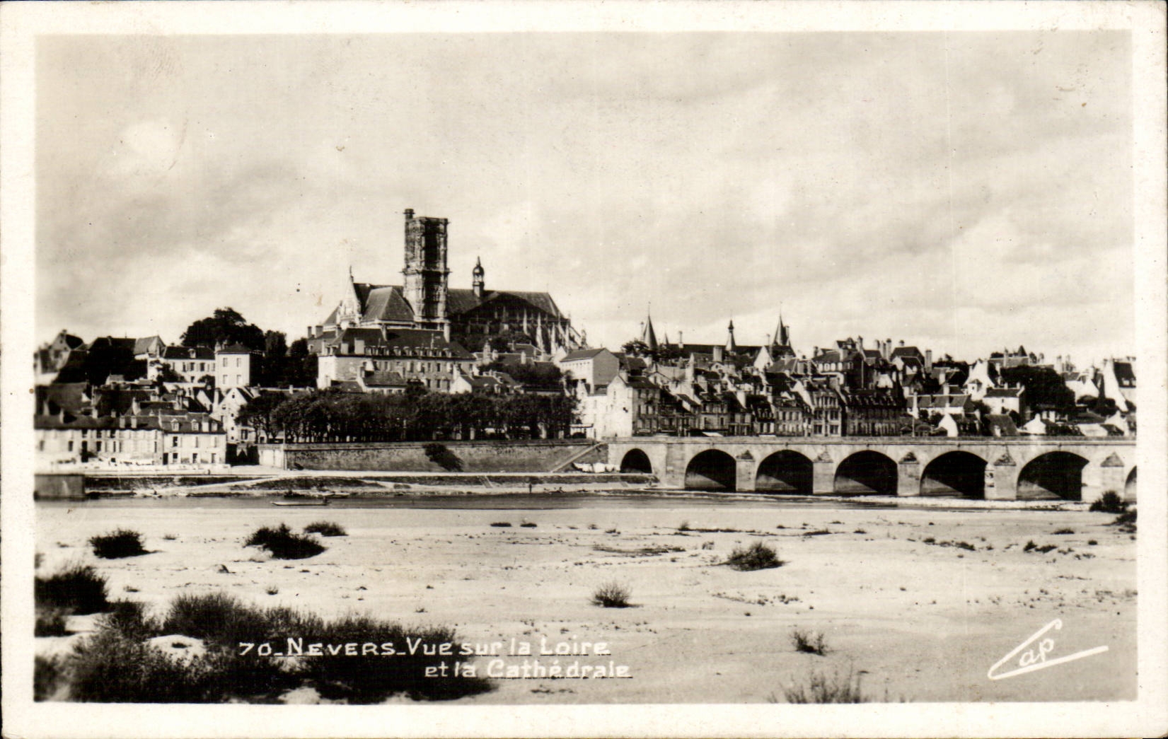 CPA Nevers Vue sur la Loire et la cathedrale
