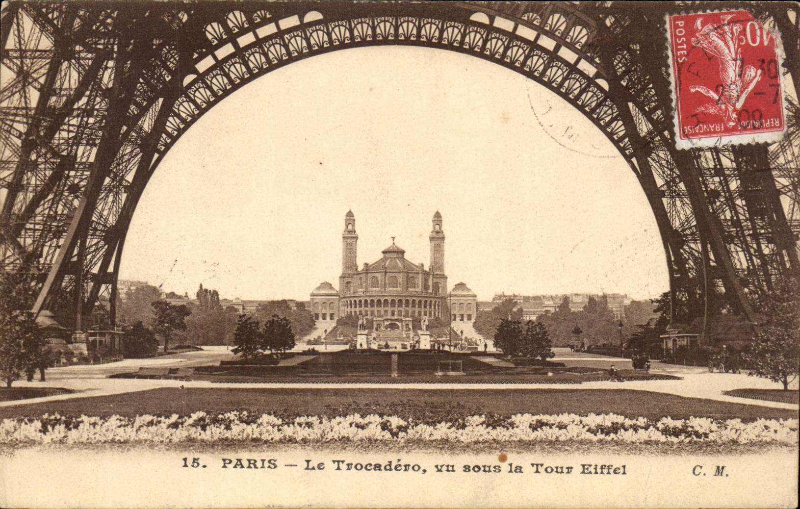 Paris CPA le Trocadero vu sous la Tour Eiffel