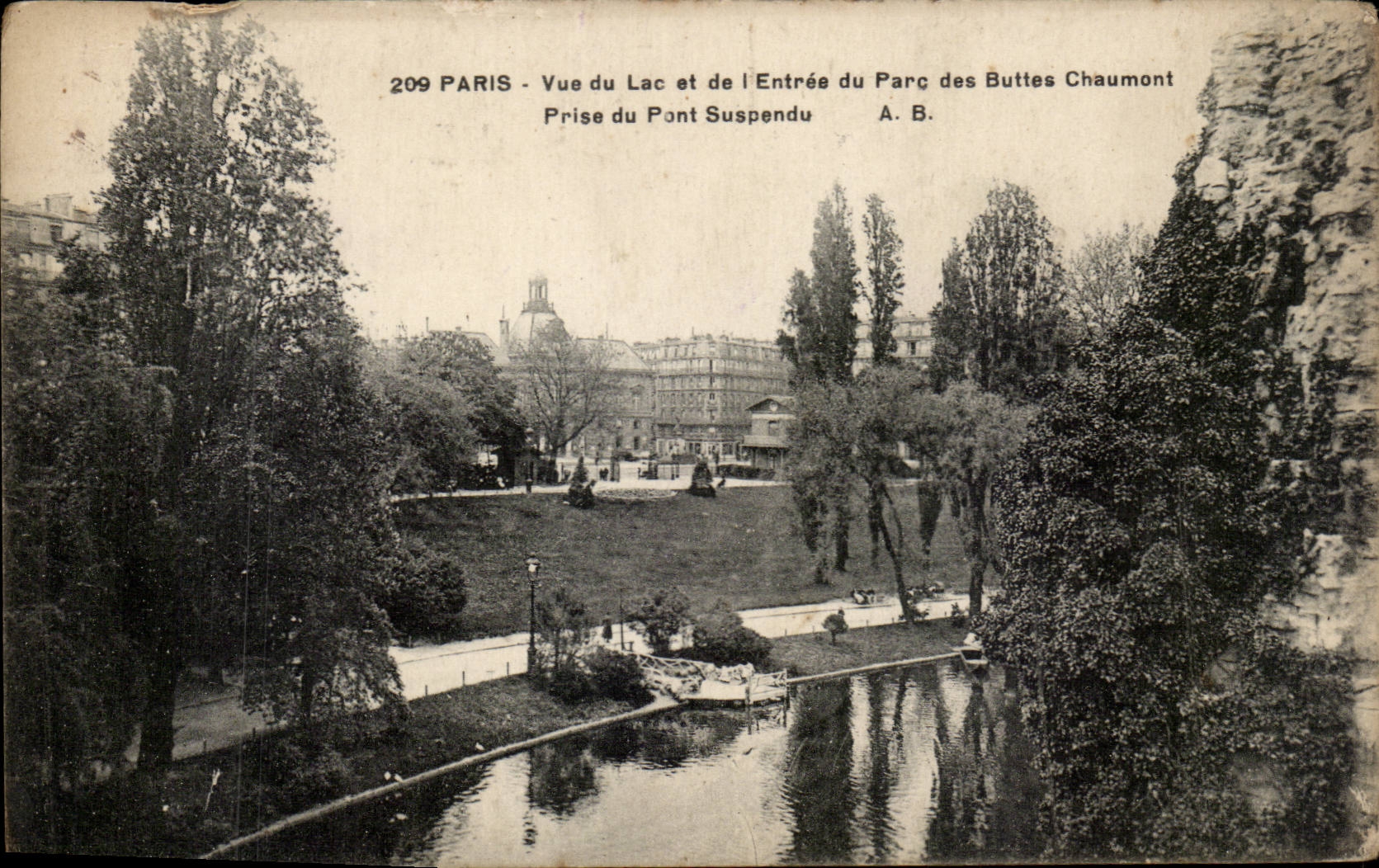 Paris CPA Vue du lac et de l'entree du parc des Buttes Chaumont prise du pont suspendu
