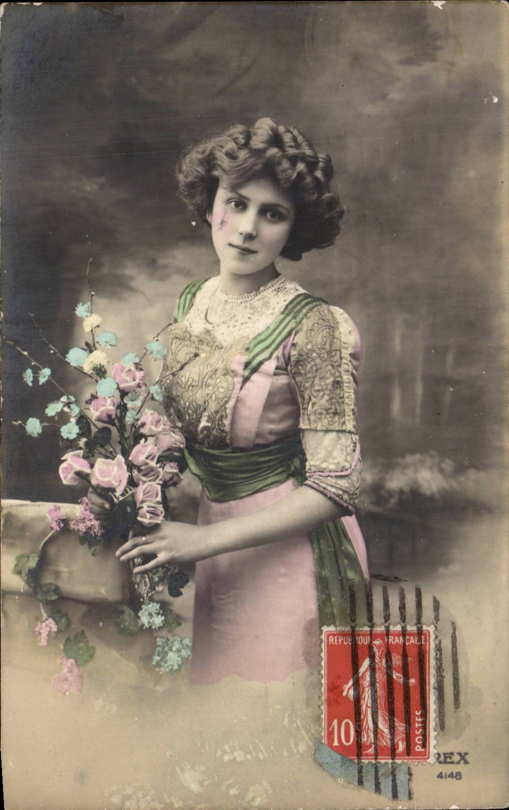Jeune femme en robe rose tenant un bouquet — éditeur REX n°4148