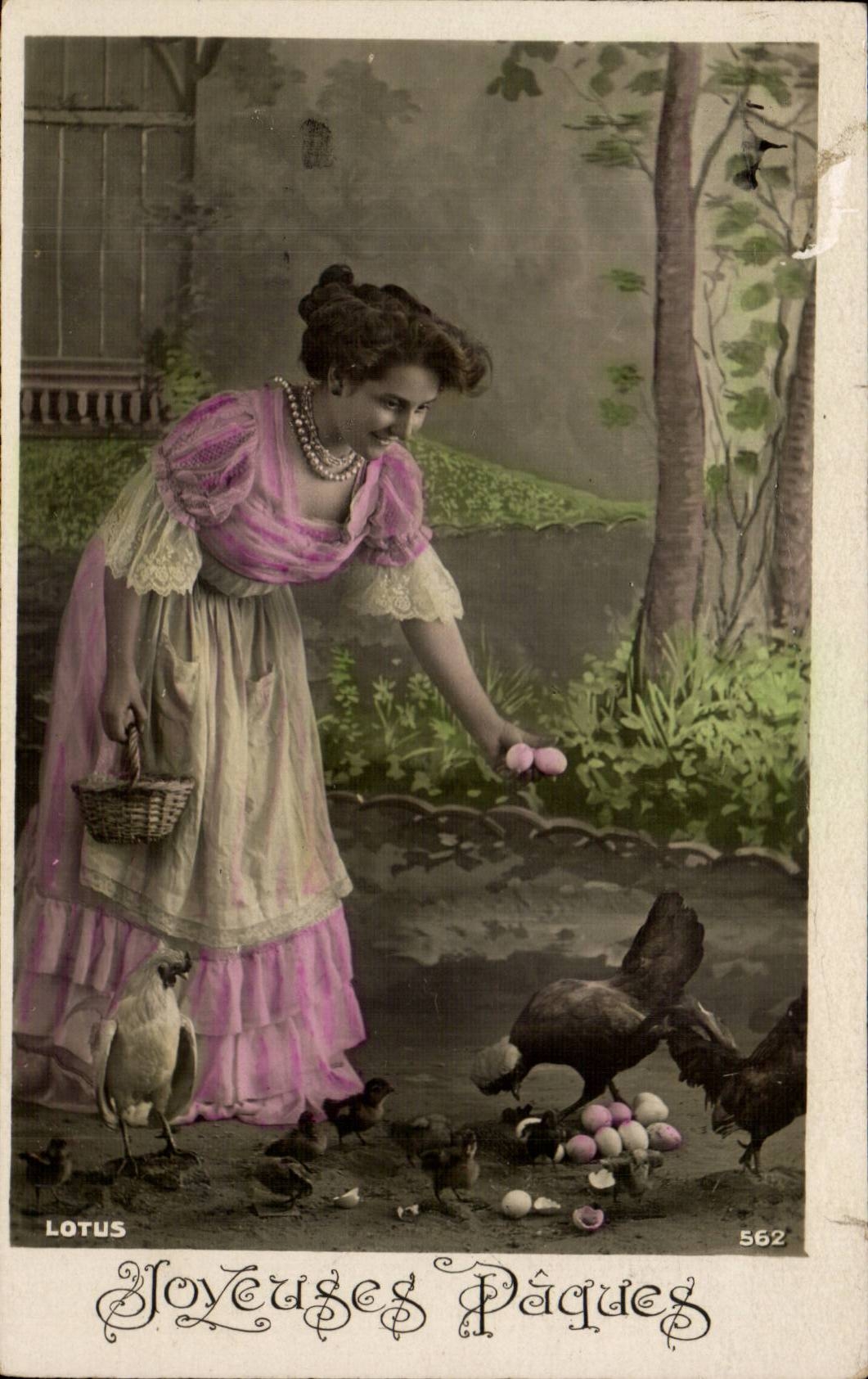 CPA Fantaisie Femme Joyeuses Paques poules