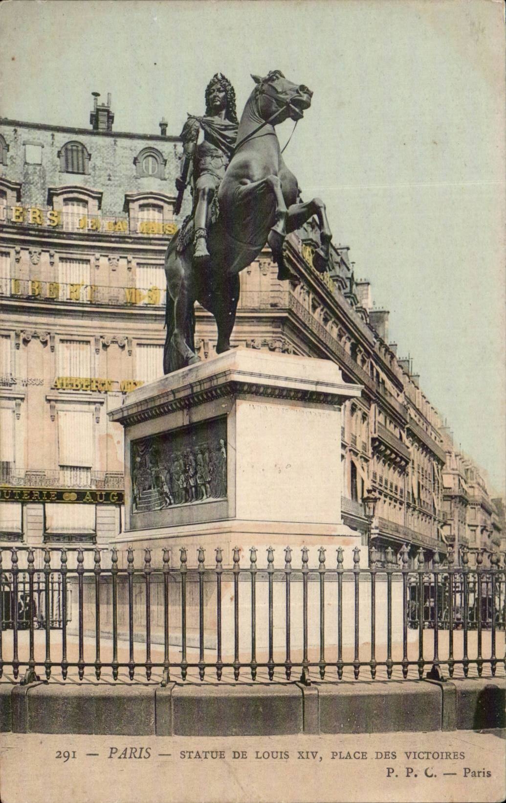 Paris CPA Statue de Louis XIV Place des Victoires