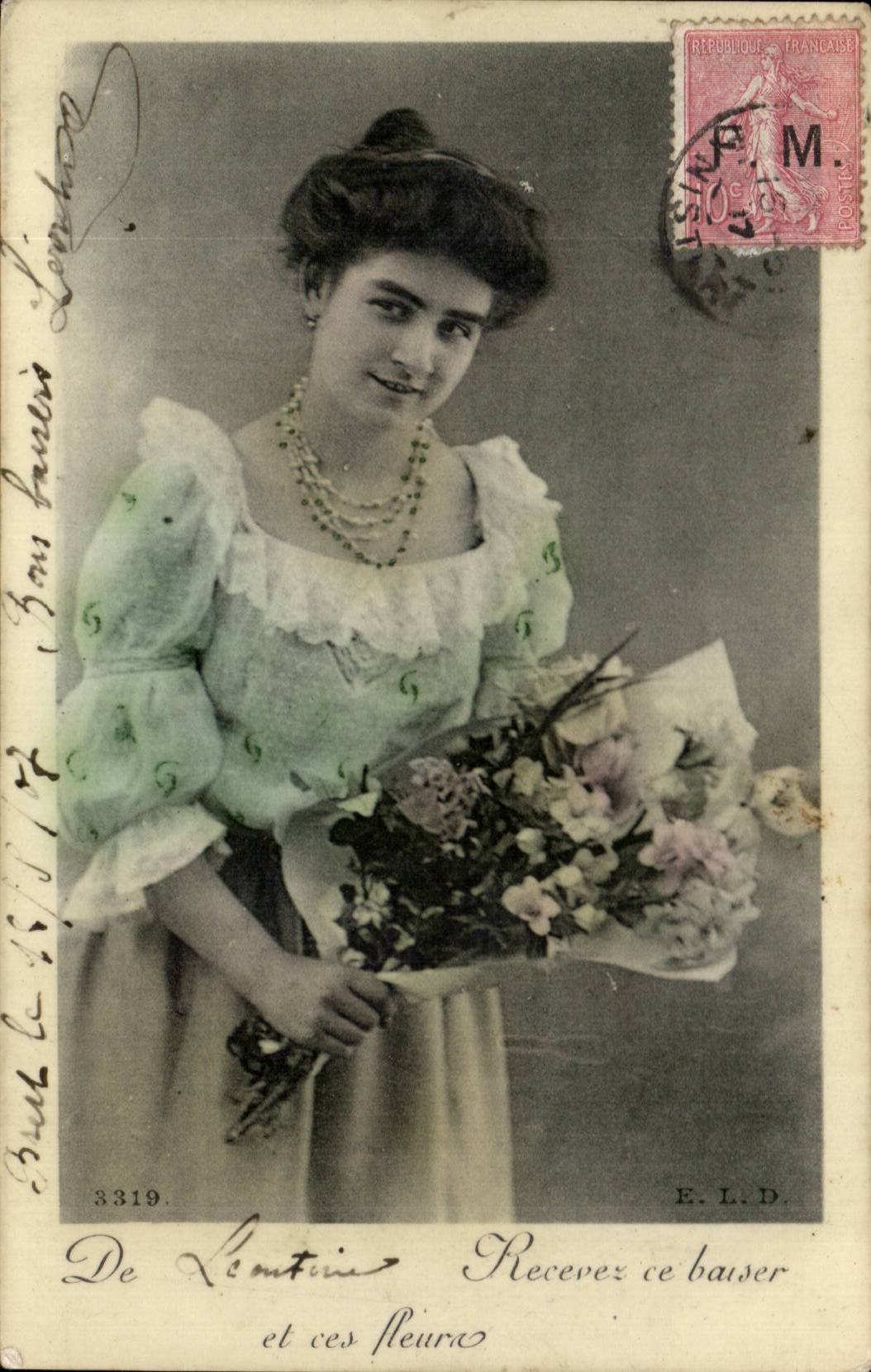 Femme tenant un bouquet de fleurs — E.L.D. — n°3319