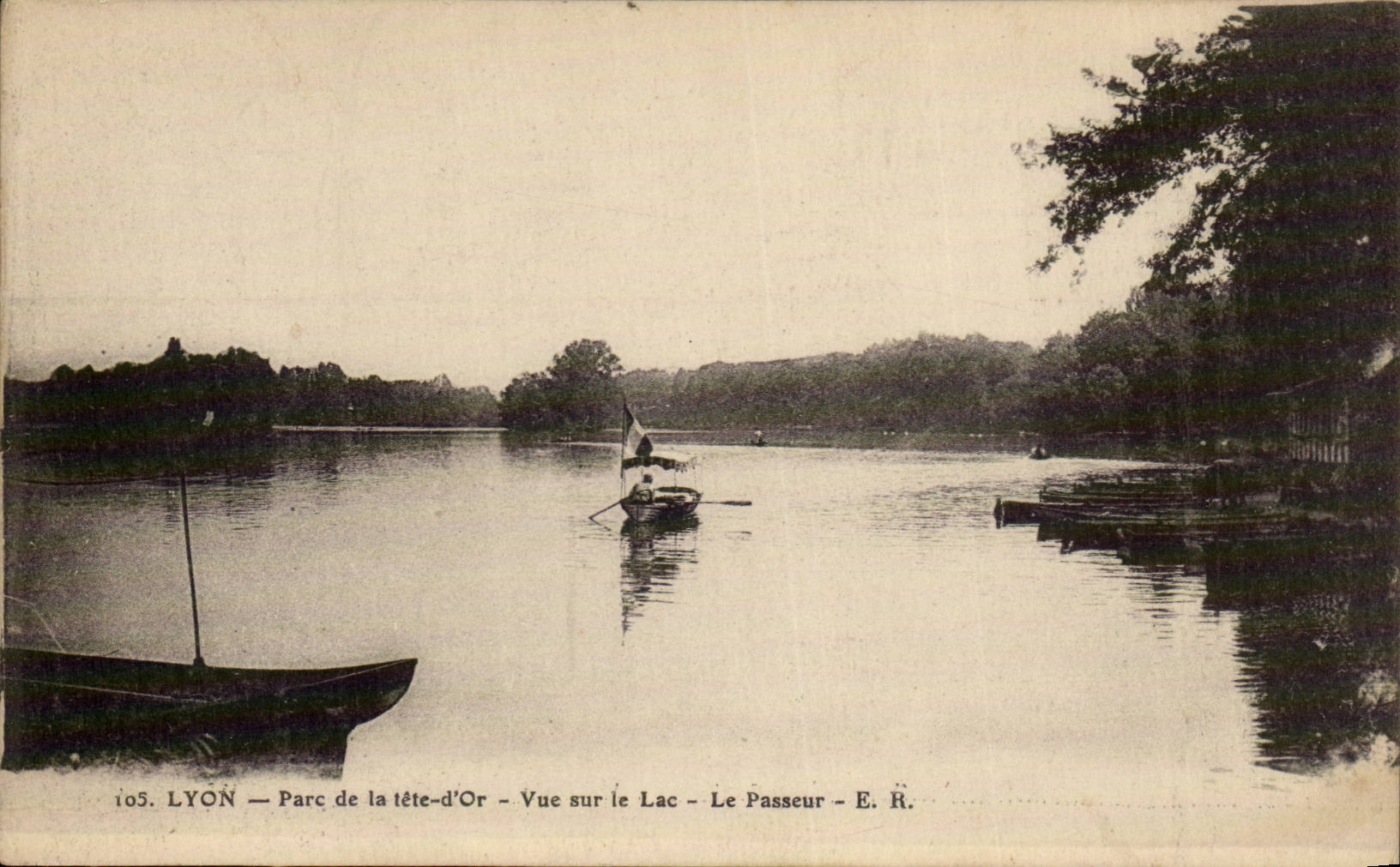 CPA Lyon Parc de la Tete d'or Vue sur le lac Le passeur