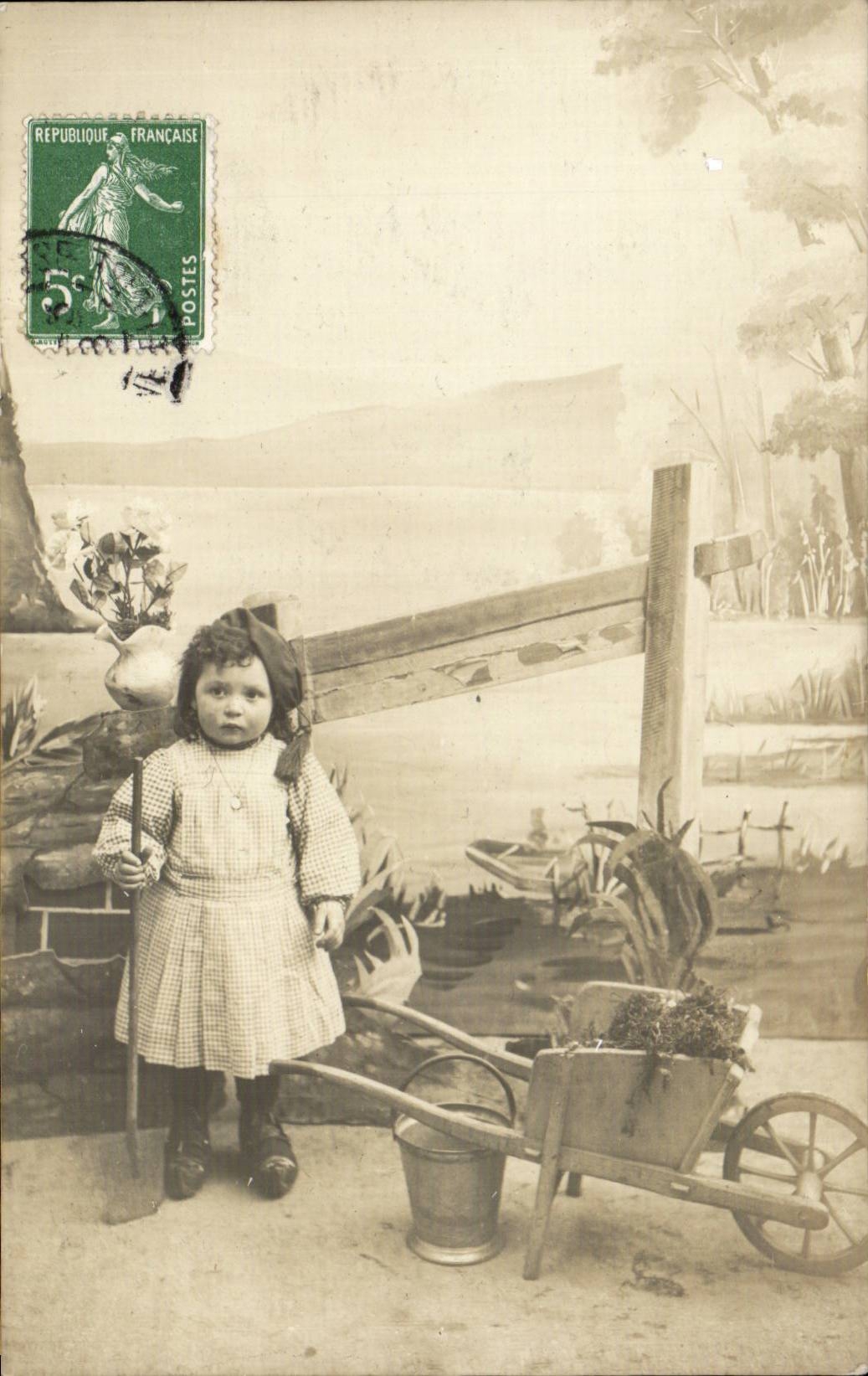 Fantaisie - Enfant - Small child with wheelbarrow and metal bucket - CPA 