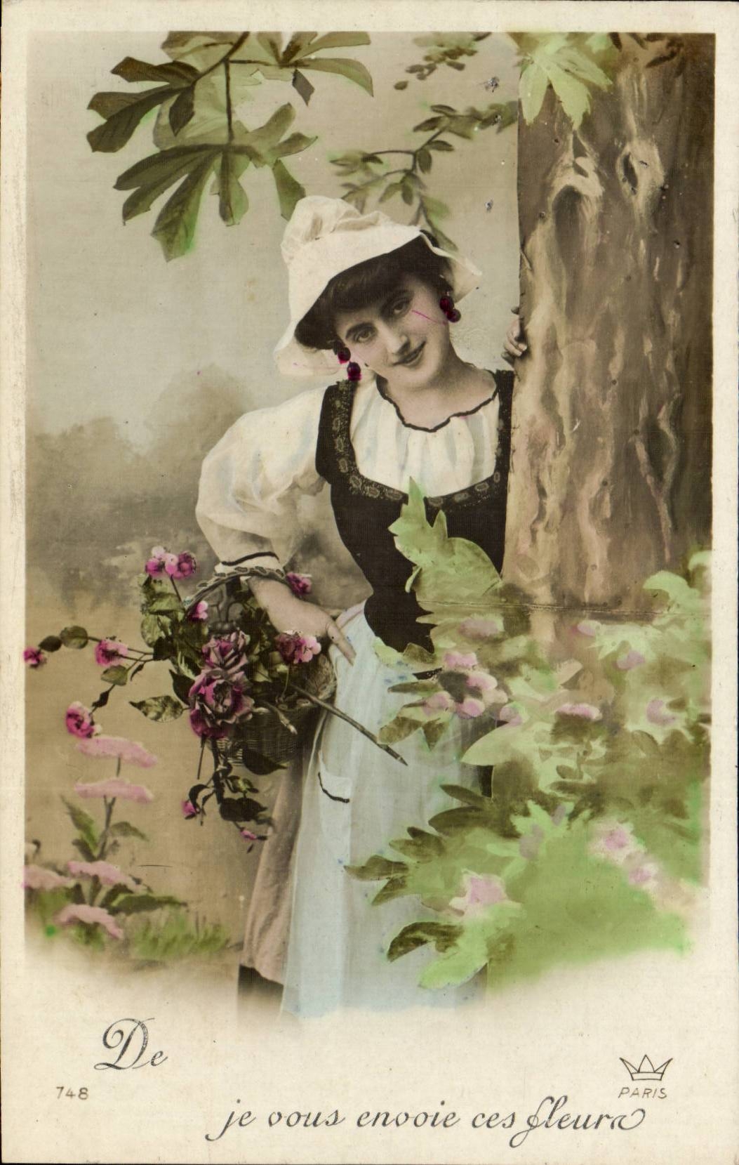 Fantaisie - Femme - Woman peeking out from behind a tree - CPA 