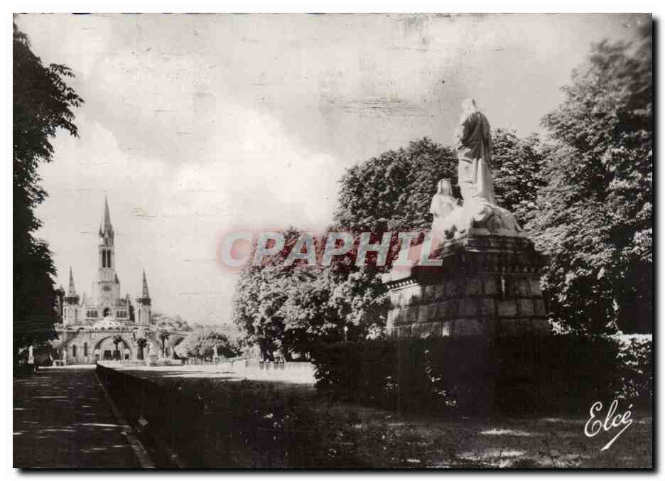 Lourdes - Statue du Sacre Coeur et les Sanctuaires - CPA 