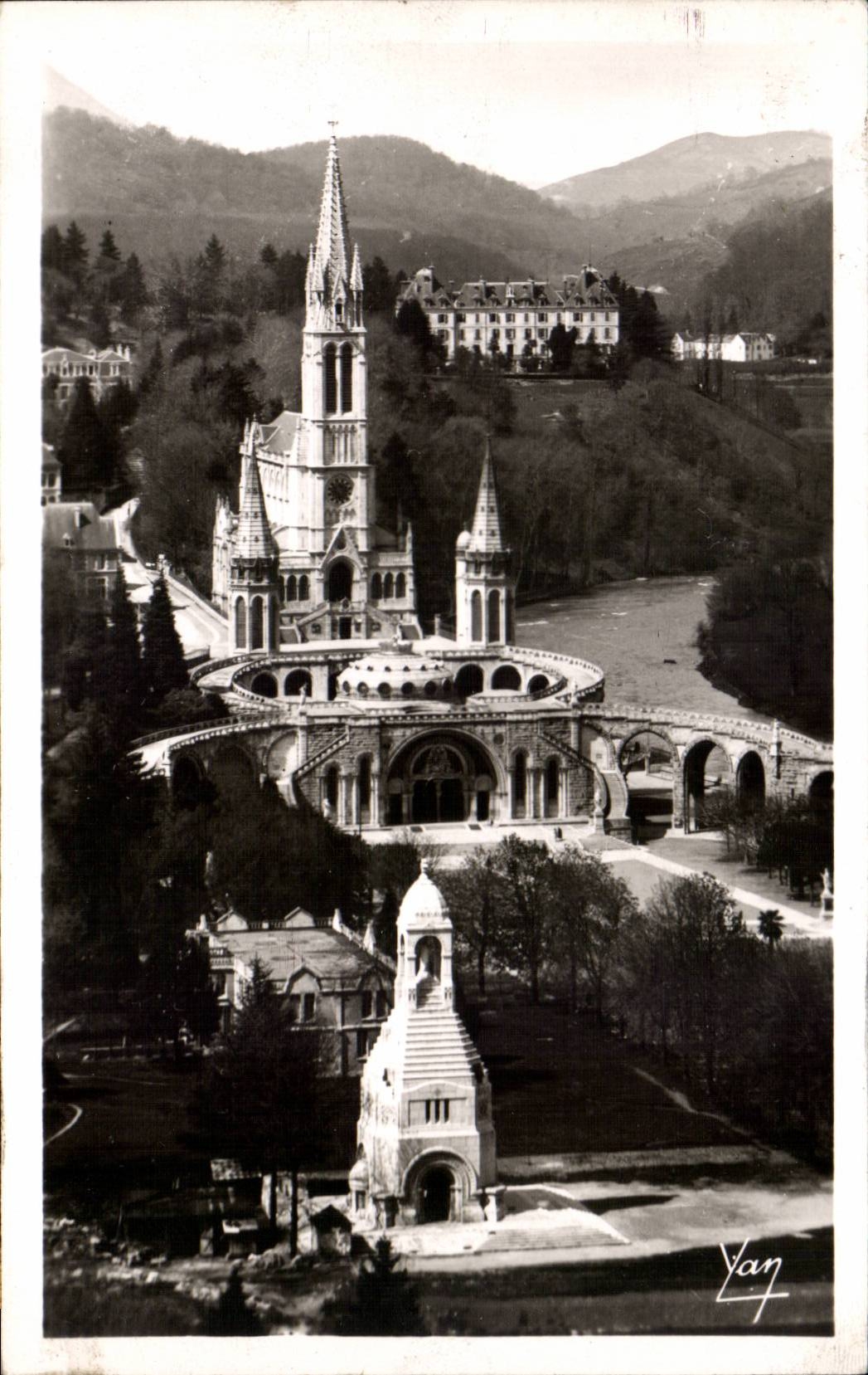 Lourdes - La Basilique et le Monument aux Morts - CPA 