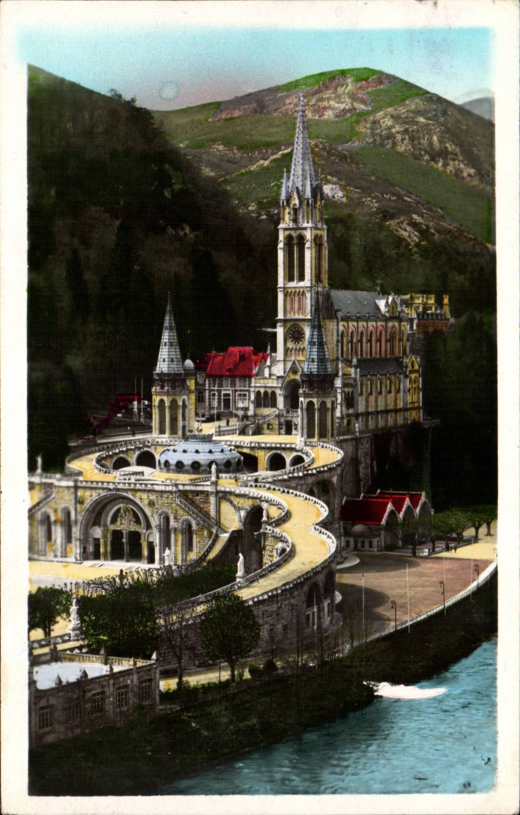 Lourdes - La Basilique et le Gave - CPA 