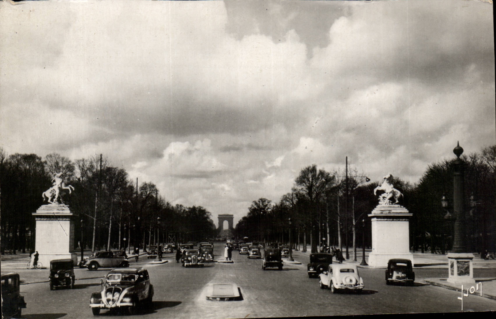 Paris - 8 - Avenue des Champs Elysees - L'Arc de Triomphe - L'Etoile - automobile CPA 