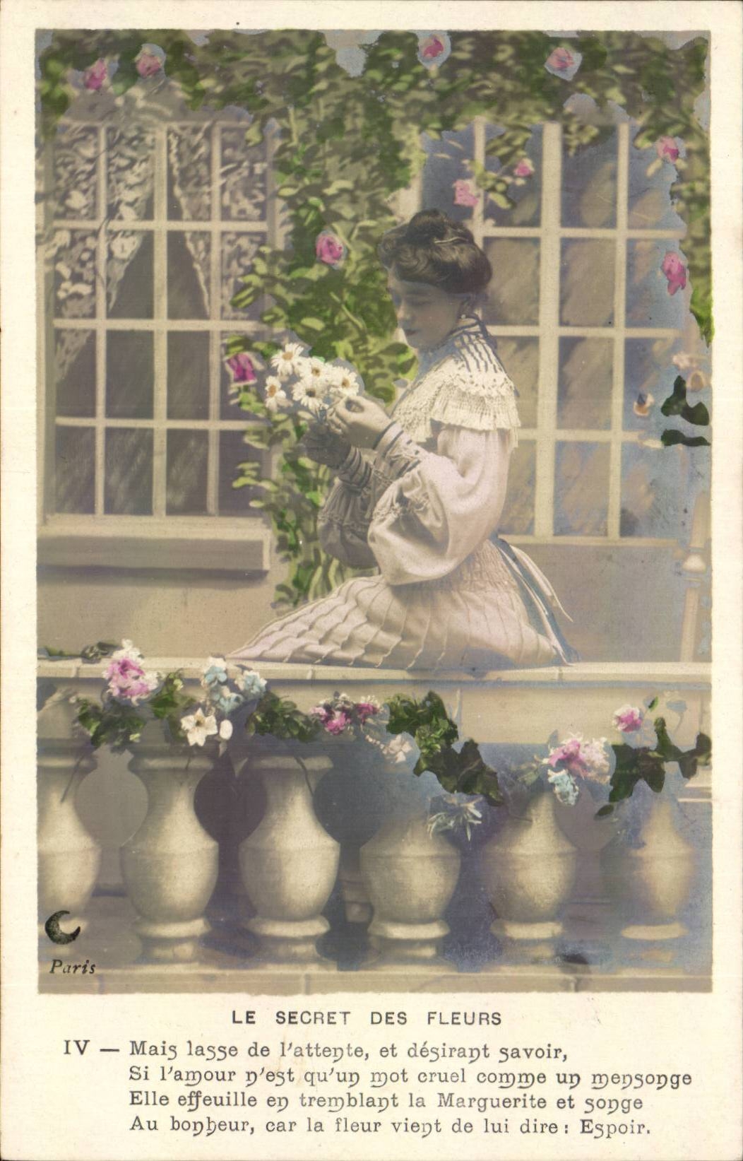 Femme en robe de style victorien tenant des marguerites — Le Secret des Fleurs — Paris, éditeur inconnu, n° IV