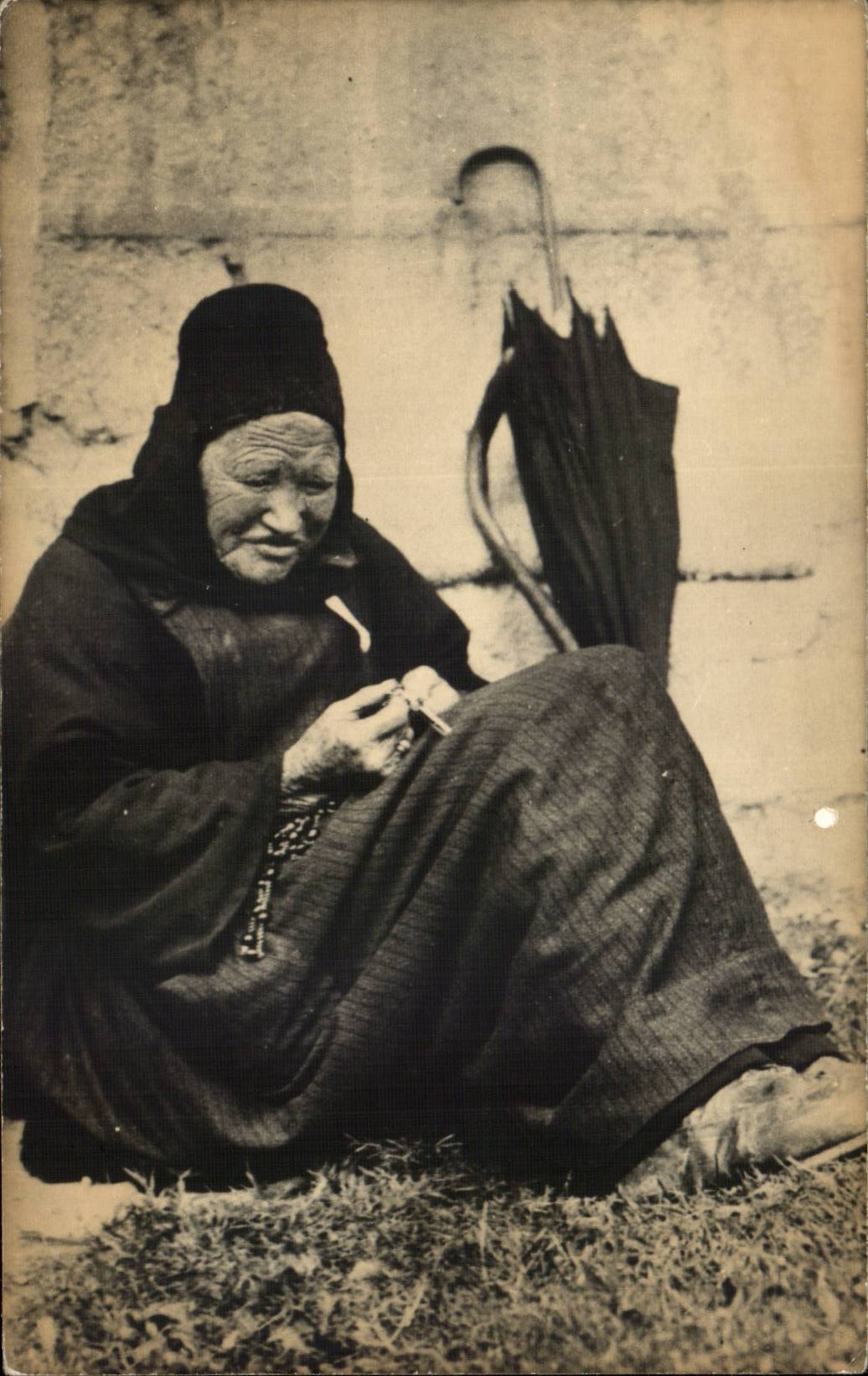 Fantaisie - Femme - Old Woman in black with umbrella - interesting card- CPA folklore