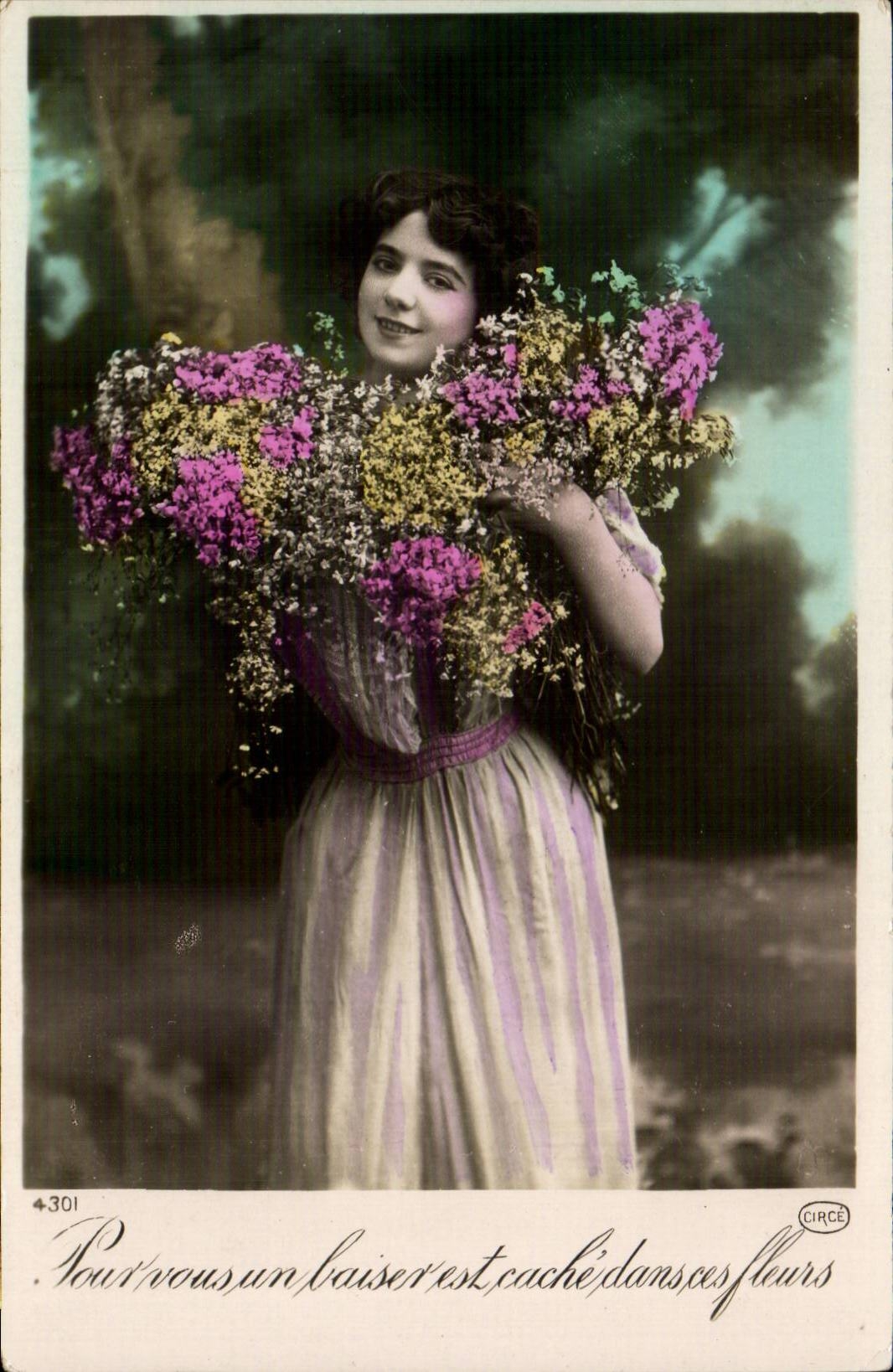 Jeune femme tenant un grand bouquet de fleurs — CIRCE n°4301