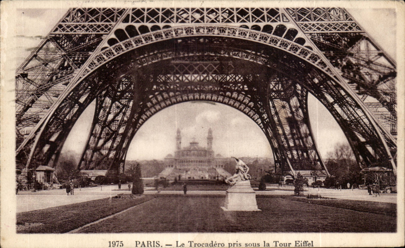 Paris CPA La Trocadero pris sous la Tour Eiffel