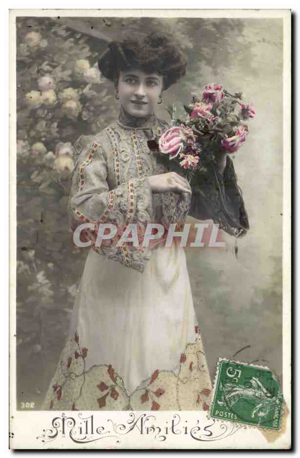 Jeune femme en robe ornée tenant un bouquet — Paille Amilie's — n° 302